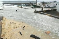 Ombak Besar di Baubau,...