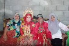 Kakek 70 Tahun Nikahi...