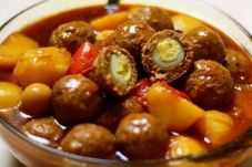 Membuat Semur Tahu Telur...