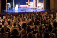 Teater di Paris Ini...
