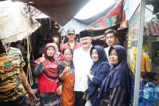 Makan Pindang di Pasar,...