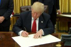 Trump Teken RUU untuk...