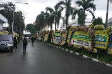 Karangan Bunga untuk...