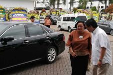 Datangi Rumah Duka,...