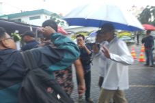 Disambut Hujan Ringan,...