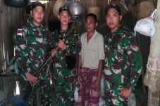 Dibujuk TNI, Warga Perbatasan...