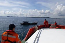 Kapal Tenggelam, Tim...