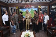 Ganjar Rela Begadang...