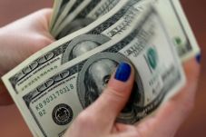 Dolar AS Mengering Menjelang...
