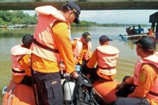 Jatuh dari Jembatan,...