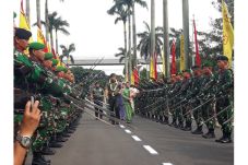 Tradisi Pedang Pora...