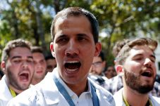 UE Berencana Akui Guaido...