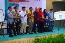 Denny Indrayana Luncurkan...