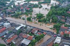 Tanggul Kali Serua Jebol,...