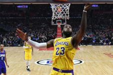 LeBron Datang, Lakers...
