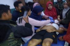 Asyik Nonton Televisi,...