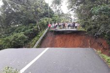 Gubernur Pastikan Jalan...