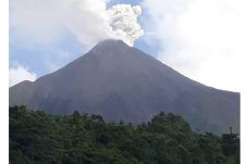 Gunung Karangetang Semburkan...