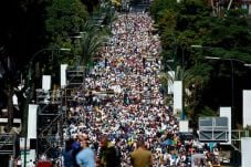 Tuntut Maduro Lengser,...