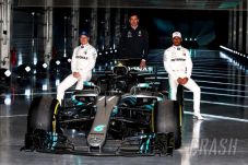 Tim Balap Mercedes Beber...