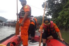 Perahu Tenggelam di...