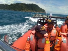 Kapal Pecah Tabrak Karang,...