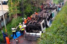 Bus Kramat Jati Terguling,...