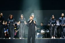 Tulus Bius Ribuan Penggemar...