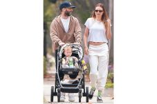 Behati Prinsloo Tetap...