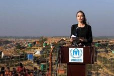 Angelina Jolie Kecam...