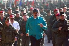 Maduro Dikelilingi Pengawal...