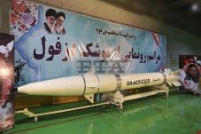 Iran Pamer Rudal Balistik...