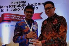 Gubernur Sumbar Raih...