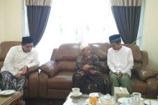 Temui Mbah Moen, Ustaz...