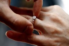 Baru Nikah Tiga Menit,...