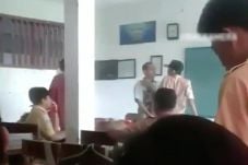 Ditegur Merokok di Kelas,...