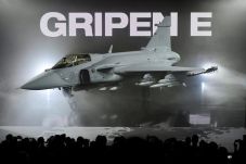 Bukan Siluman, Jet Swedia...