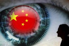 China Sanggah Ratusan...