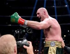 Tyson Fury Donasikan...