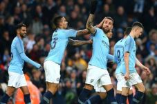 Man City Menang Telak,...