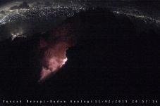Gunung Merapi Muntahkan...