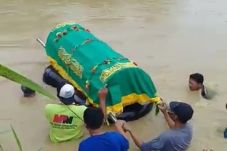 Keranda Jenazah Terpaksa...