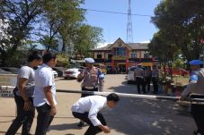 Rebut Senjata Teman,...