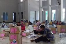 7.045 Lembar Kertas...