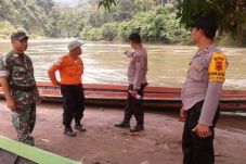 Terpeleset Saat Cari...