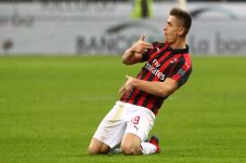 Krzysztof Piatek Tumbangkan...