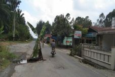 Jalan Tak Kunjung Diperbaiki,...