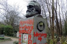 Lagi, Makam Karl Marx...