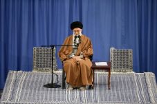 Khamenei Minta Iran...
