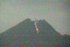 Tengah Malam, Merapi...